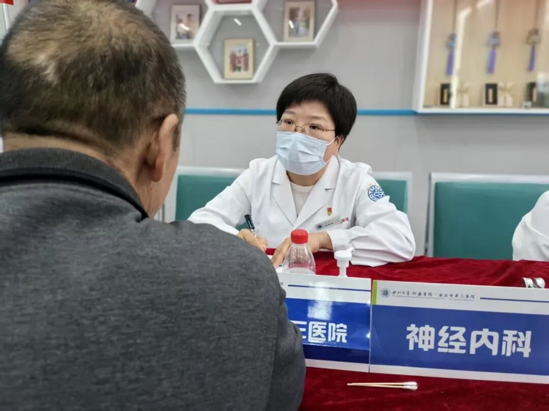 守护认知健康 情暖老年群体｜西安市第三医院神经内科开展阿尔茨海默病主题月系列义诊活动