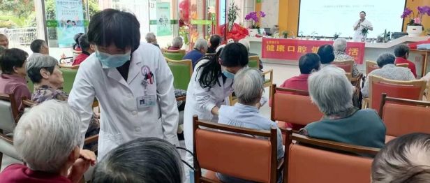守护记忆，关爱银龄——阜阳六院走进社区开展阿尔茨海默病义诊宣教活动