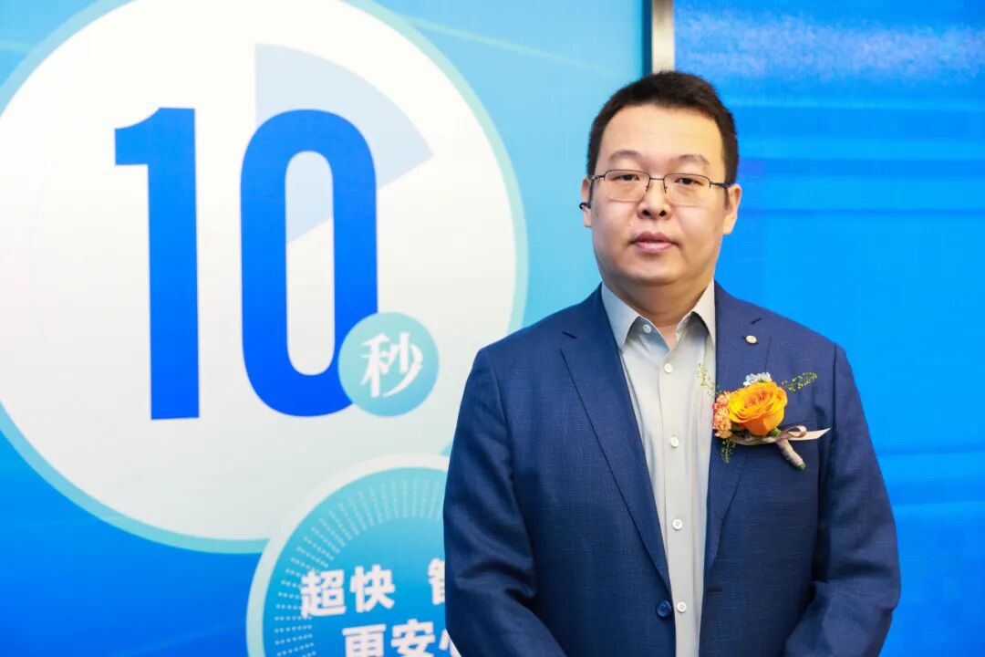 10 秒摘镜 · 智启睛彩丨从冰城到盛京，哈尔滨普瑞眼科包赫院长受邀出席沈阳普瑞蔡司新一代机器人全飞秒 SMILE pro 发布会
