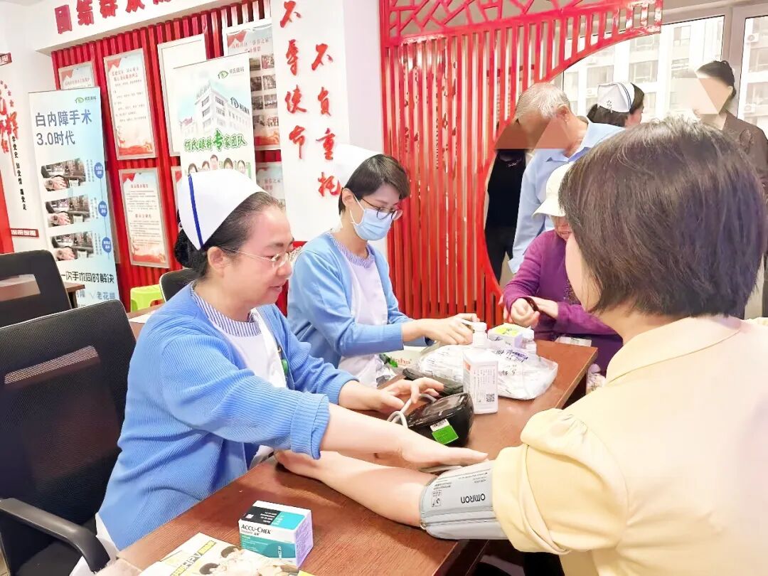 公益巡诊丨义诊进社区 护佑她健康——本溪市中心医院妇科第一病区走进高峪社区开展宫颈癌专项义诊科普活动