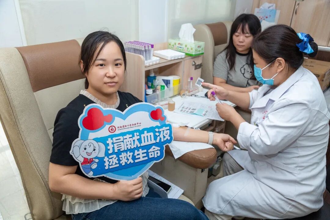 热血接力,为生命加油!我院联合河南省红十字血液中心开展医护人员无偿献血活动