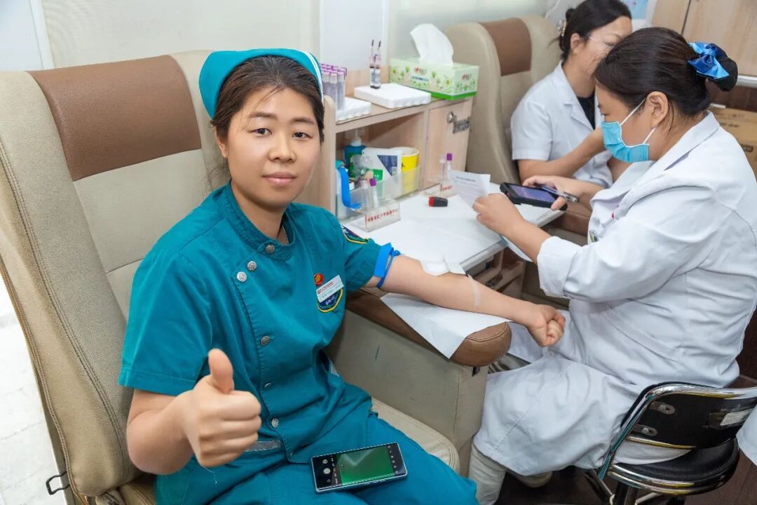 热血接力,为生命加油!我院联合河南省红十字血液中心开展医护人员无偿献血活动