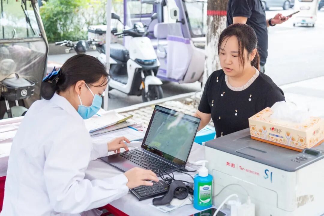 热血接力,为生命加油!我院联合河南省红十字血液中心开展医护人员无偿献血活动