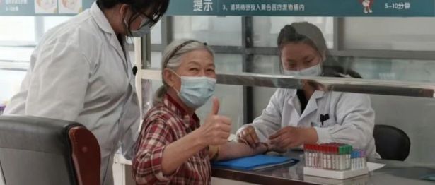 飞针采血｜针尖上的0.05秒，是技术，更是温柔