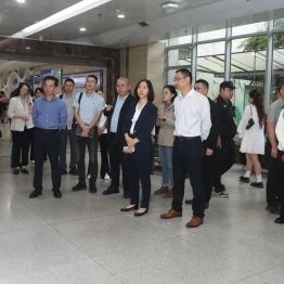 乐山市人民医院院长包平倩一行到我院参访交流