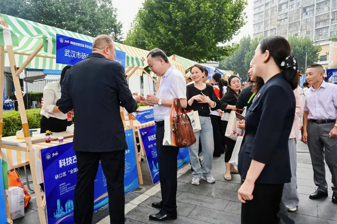 硚口区科协、硚口区教育局、六角亭街道联合武汉普瑞眼科医院举办硚口区“全国科普月”主场活动暨六角亭街道科技体验集市