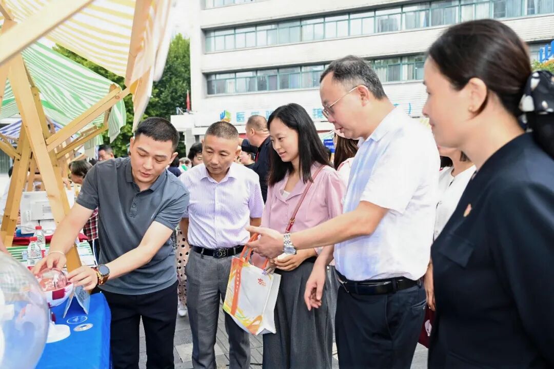 硚口区科协、硚口区教育局、六角亭街道联合武汉普瑞眼科医院举办硚口区“全国科普月”主场活动暨六角亭街道科技体验集市