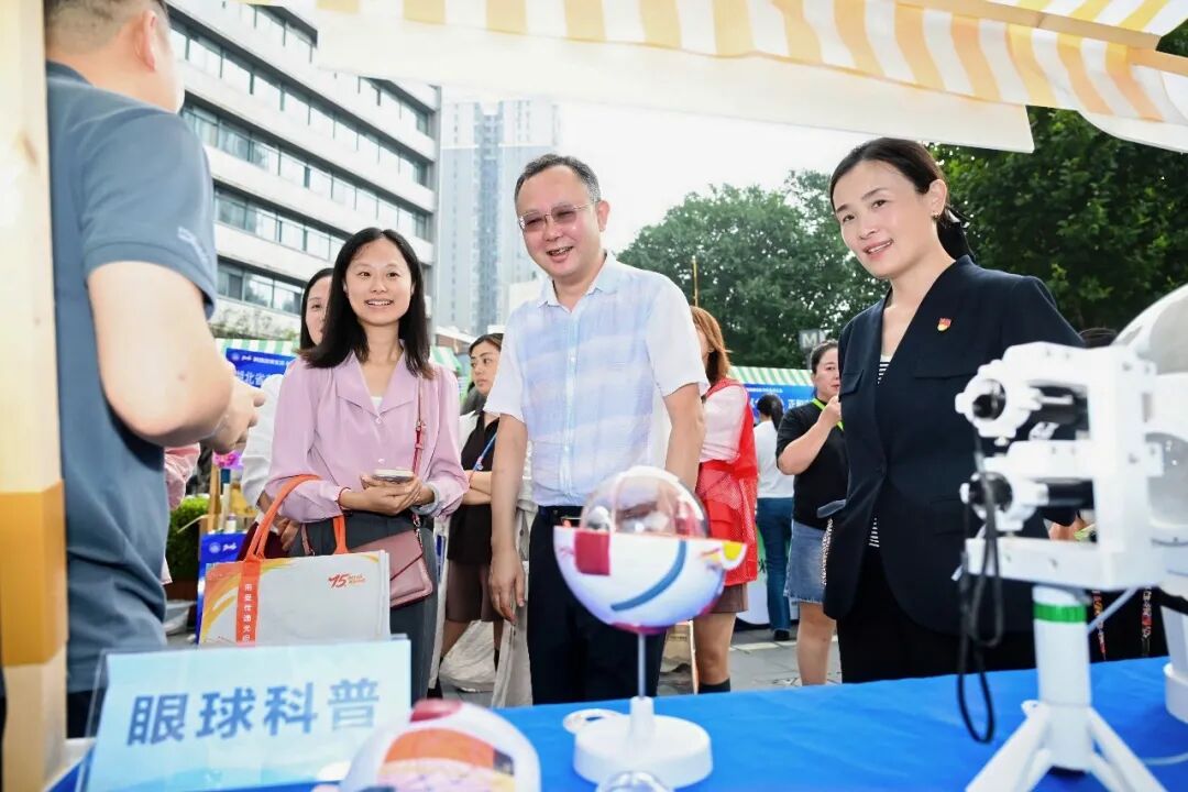 硚口区科协、硚口区教育局、六角亭街道联合武汉普瑞眼科医院举办硚口区“全国科普月”主场活动暨六角亭街道科技体验集市