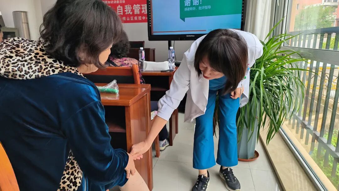 全民健康生活方式月|关爱骨骼健康 安享幸福生活——本溪市中心医院走进程家社区开展健康讲座