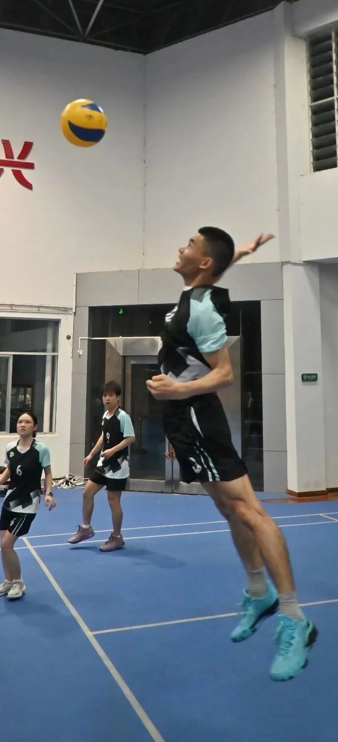 健康“赢”未来，赛场“医”家亲！我院职工杯气排球比赛圆满收官