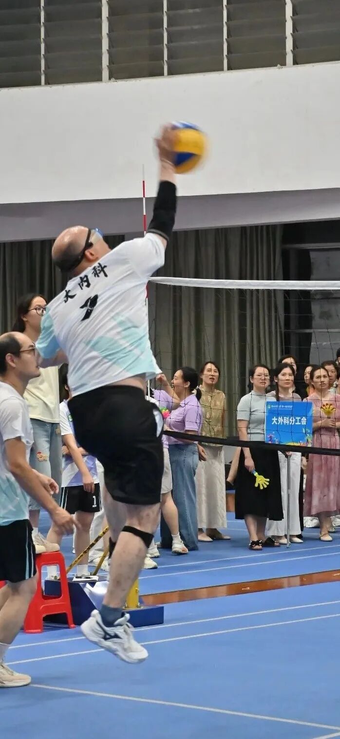 健康“赢”未来，赛场“医”家亲！我院职工杯气排球比赛圆满收官
