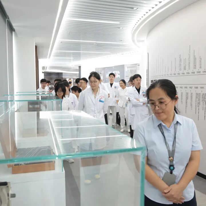 九十五载薪火传:一场跨越时空的医者对话