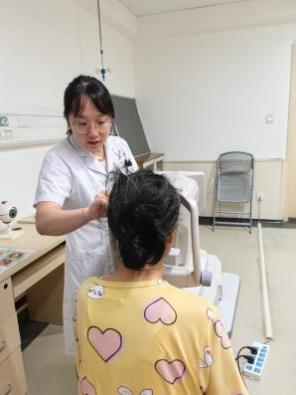 关爱“一老一小”馨服务｜二附院眼科开展“月圆中秋·睛暖病房”关爱活动