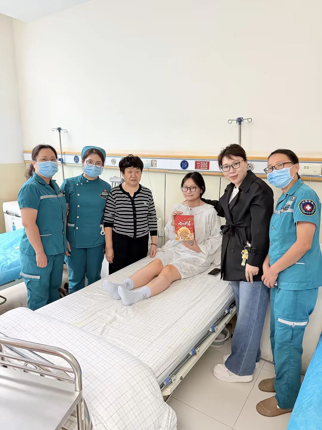“情暖中秋 爱在骨伤” ——我院开展中秋暖心慰问活动