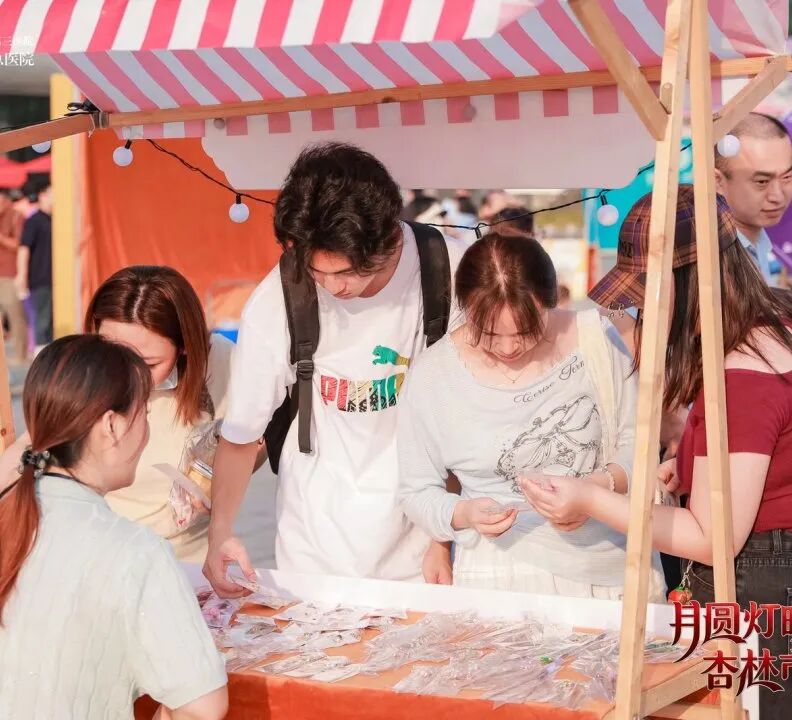 当医院变身烟火市集:千人共赴前海人寿广州总医院中秋杏林之约