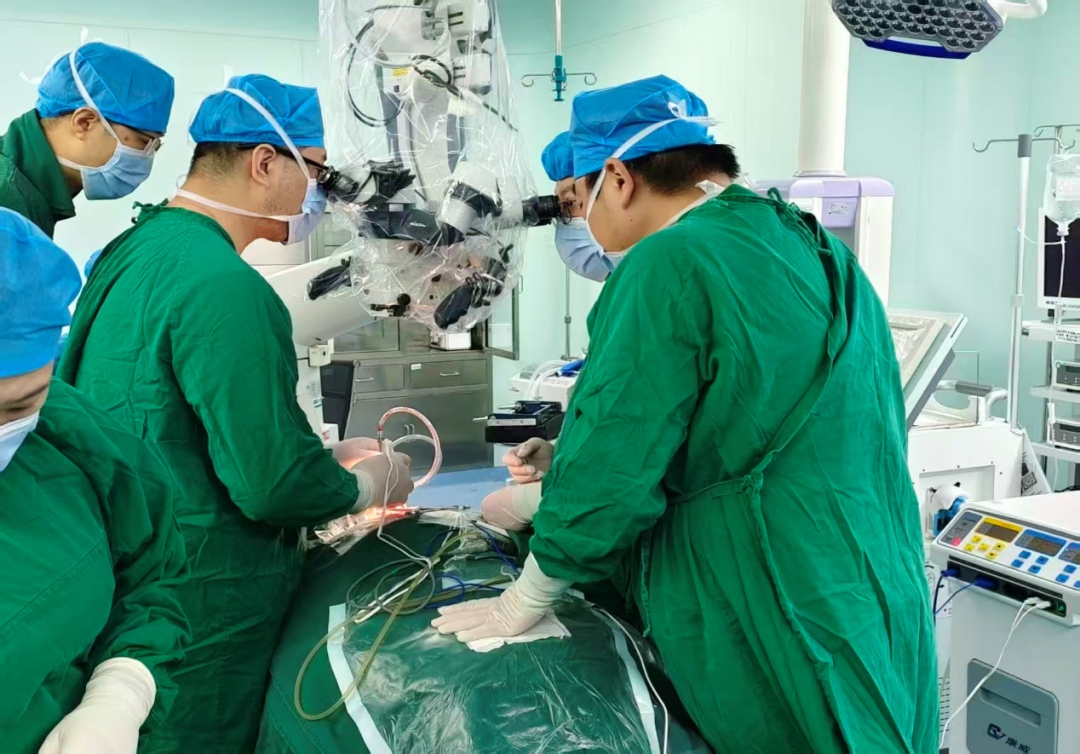 突破脊柱「高危禁区」,:石河子市人民医院联合首都医科大学宣武医院吴浩主任团队顺利完成高难度上颈椎神经纤维瘤切除术