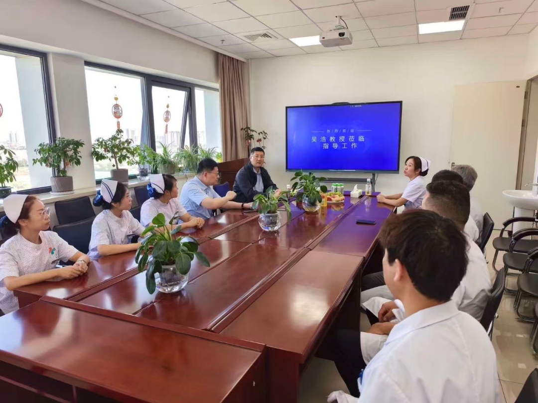 突破脊柱「高危禁区」,:石河子市人民医院联合首都医科大学宣武医院吴浩主任团队顺利完成高难度上颈椎神经纤维瘤切除术