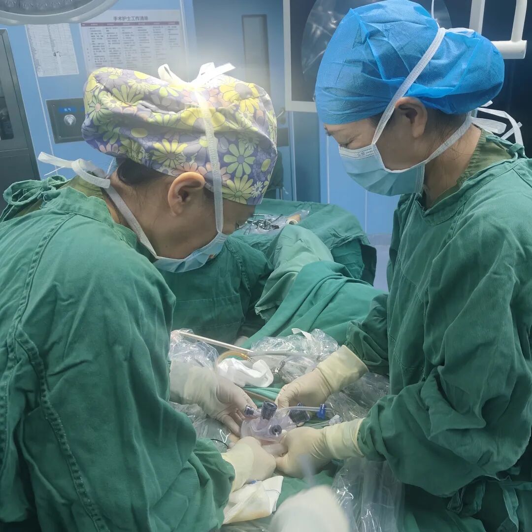 绝经后出血腹如孕 5 月!韶妇幼首例单孔腹腔镜子宫内膜癌高难度全面分期手术成功→