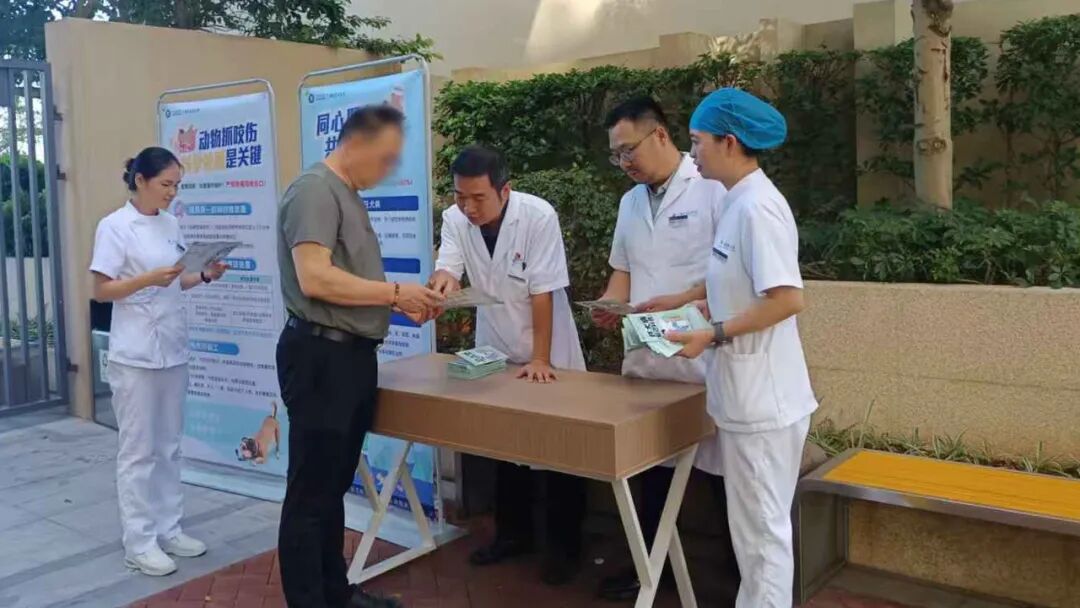 广西自贸区医院急诊科走进悦年华社区开展狂犬病专项科普