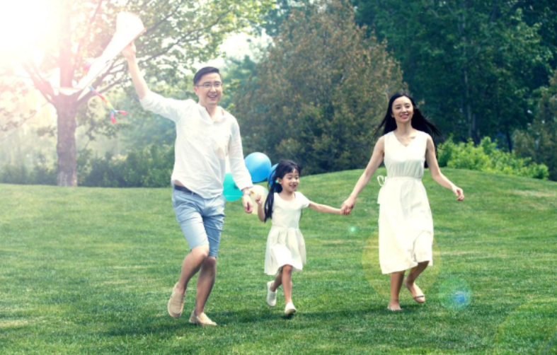 【近视防控宣传月】“落实健康第一理念，科学防控高度近视”到底该怎么做？