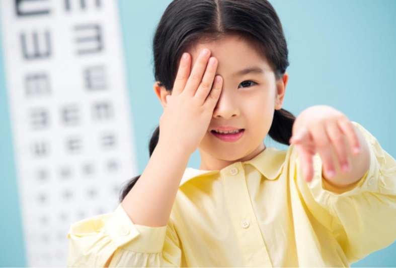 【近视防控宣传月】“落实健康第一理念，科学防控高度近视”到底该怎么做？
