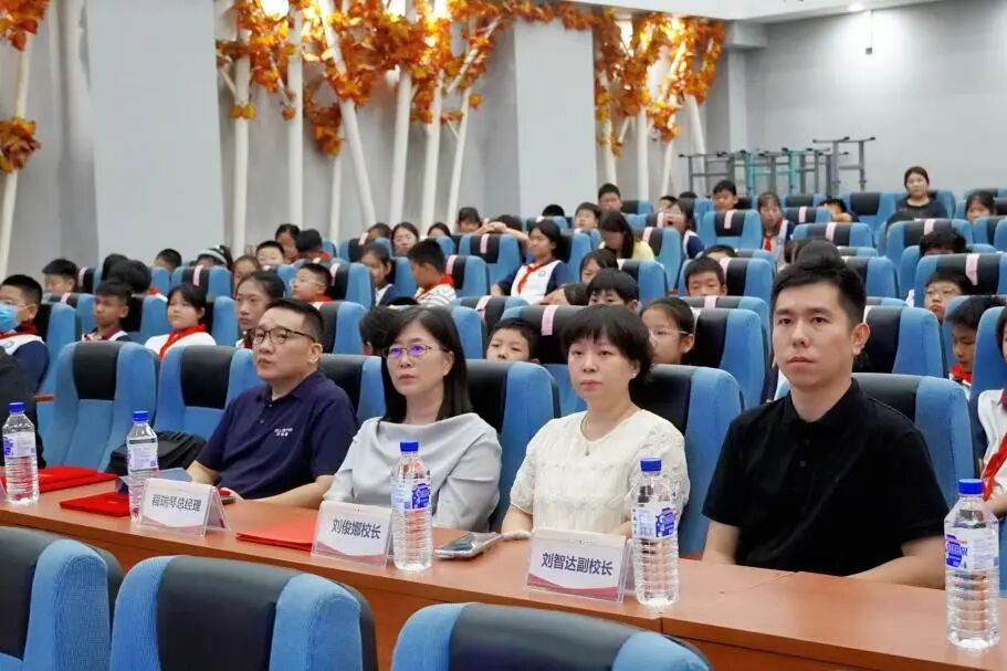 近防365·瞳爱中国行——光明微心愿 |天津华厦眼科医院走进天津师范学校附属小学开展校园捐赠活动