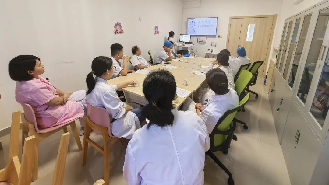 绝经后出血腹如孕 5 月!韶妇幼首例单孔腹腔镜子宫内膜癌高难度全面分期手术成功→