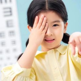 【近视防控宣传月】“落实健康第一理念，科学防控高度近视”到底该怎么做？