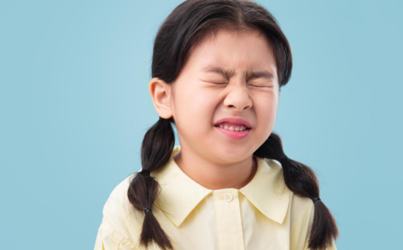 【近视防控宣传月】“落实健康第一理念，科学防控高度近视”到底该怎么做？