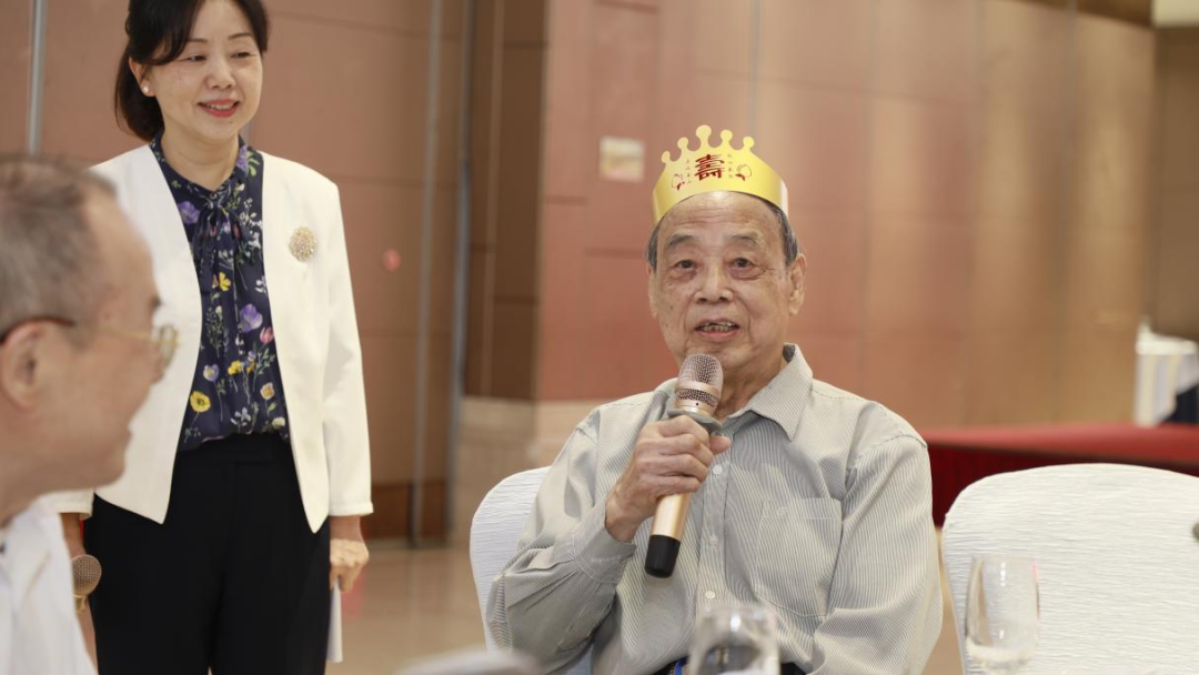 情暖夕阳红 共庆整十寿 ——湖北省第三人民医院举办离退休职工整十岁集体生日会