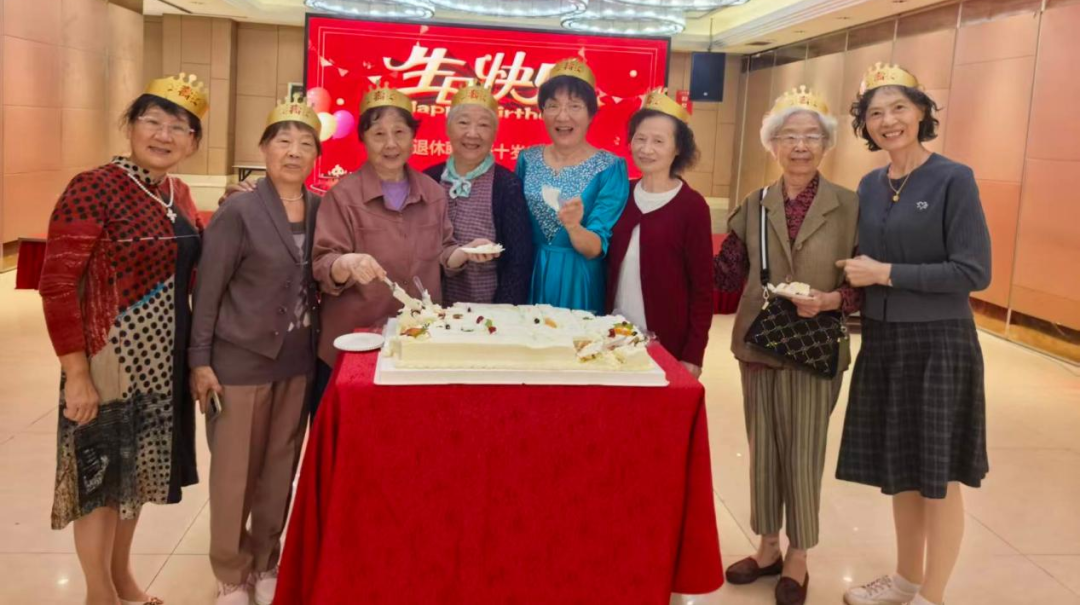 情暖夕阳红 共庆整十寿 ——湖北省第三人民医院举办离退休职工整十岁集体生日会