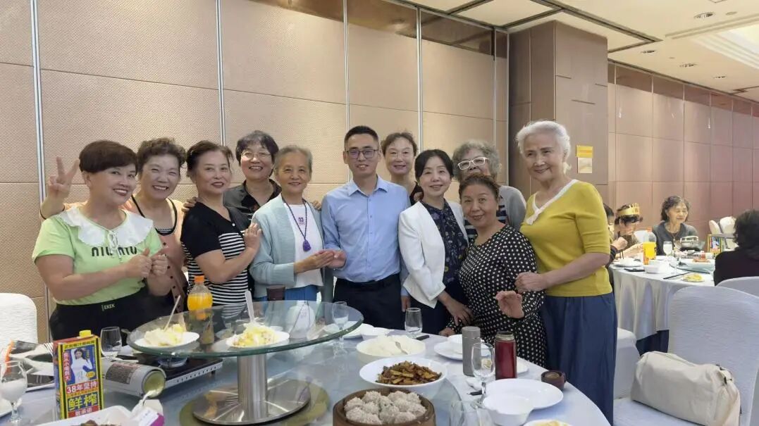 情暖夕阳红 共庆整十寿 ——湖北省第三人民医院举办离退休职工整十岁集体生日会