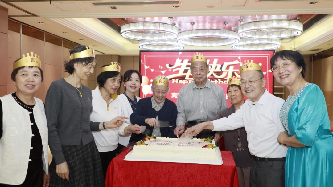 情暖夕阳红 共庆整十寿 ——湖北省第三人民医院举办离退休职工整十岁集体生日会