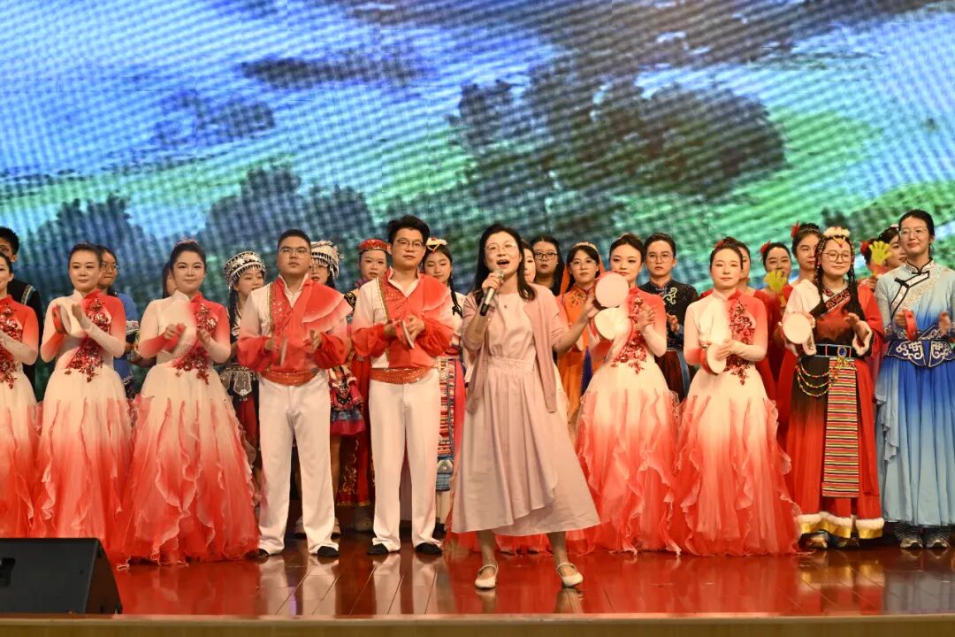 石榴花开聚医心 红歌嘹亮映初心 华润武钢总医院以团结之声献礼祖国77周年华诞