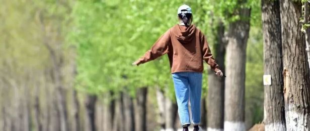 为什么一到秋天“出门欲”就来了？研究：多接触自然，血压、睡眠都变好