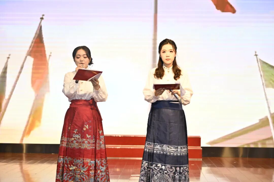石榴花开聚医心 红歌嘹亮映初心 华润武钢总医院以团结之声献礼祖国77周年华诞