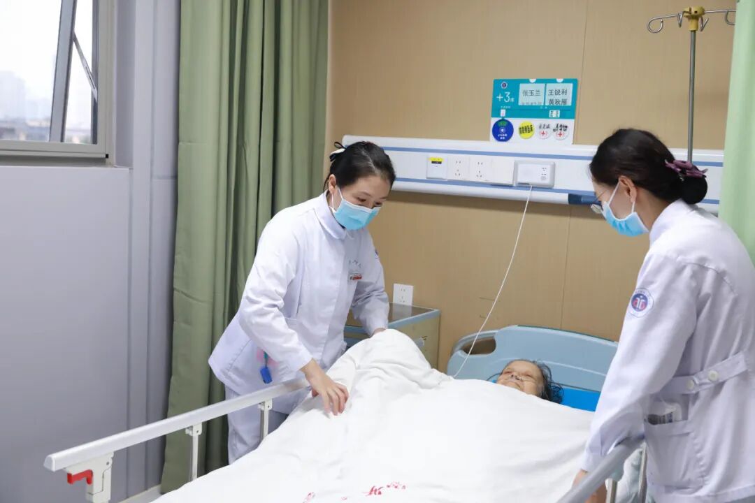 礼赞祖国77华诞 | 爱我中华，医者初心贺国庆