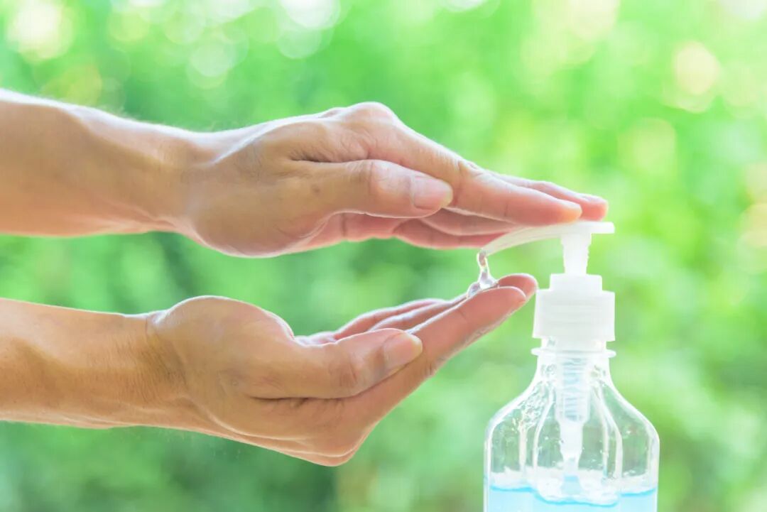 假期眼睛突发不适？应急处理这样做！