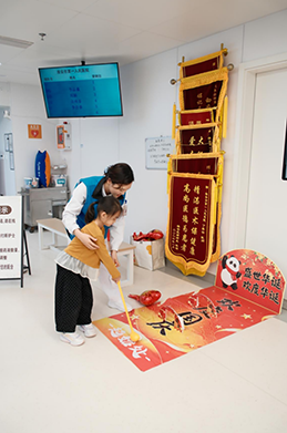 童心迎华诞 暖护伴同行——淮安市一院团委开展国庆主题志愿活动