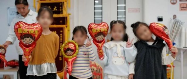 童心迎华诞 暖护伴同行——淮安市一院团委开展国庆主题志愿活动