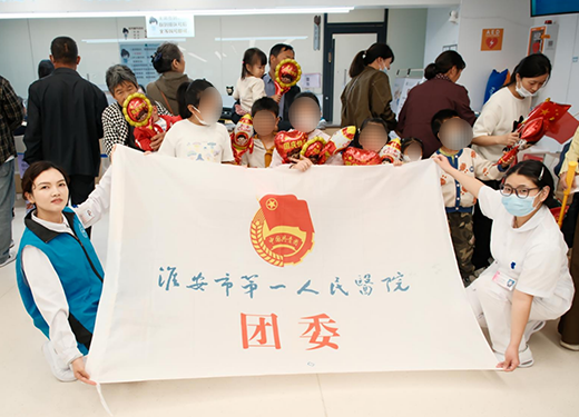 undefined 童心迎华诞 暖护伴同行——淮安市一院团委开展国庆主题志愿活动