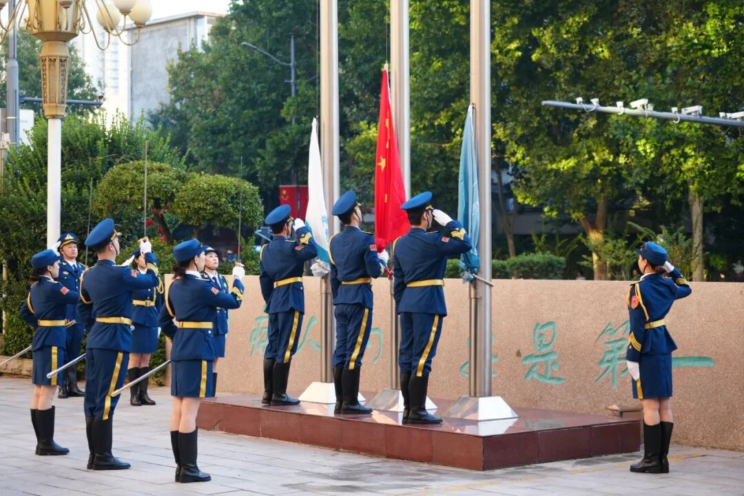 站在“十五五”起点,我们升起五星红旗 | 郑州市中心医院举行庆祝中华人民共和国成立77周年升旗仪式