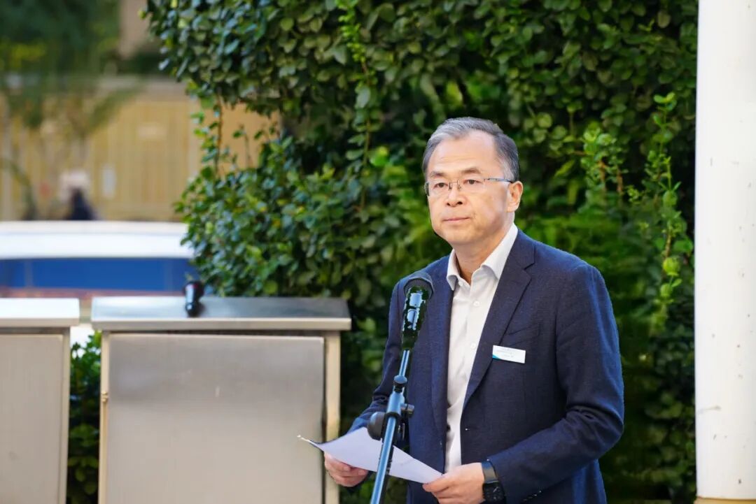 站在“十五五”起点,我们升起五星红旗 | 郑州市中心医院举行庆祝中华人民共和国成立77周年升旗仪式