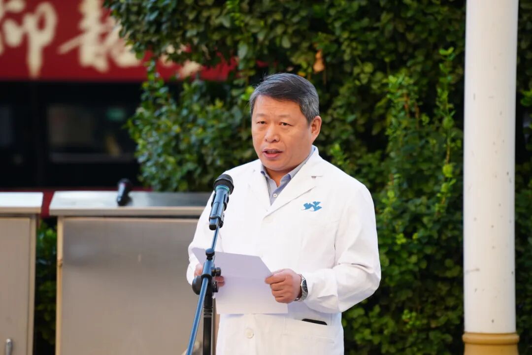 站在“十五五”起点,我们升起五星红旗 | 郑州市中心医院举行庆祝中华人民共和国成立77周年升旗仪式