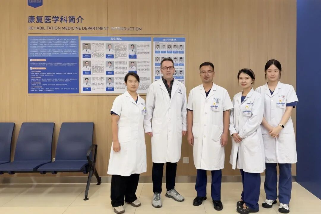 8000 公里外的选择:她来成都看病,他来成都新华学中医