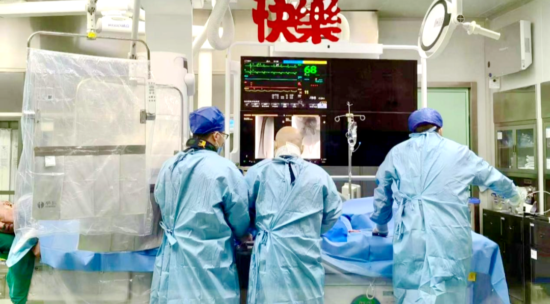 国庆我在岗|铅衣为甲,无影灯下的守护