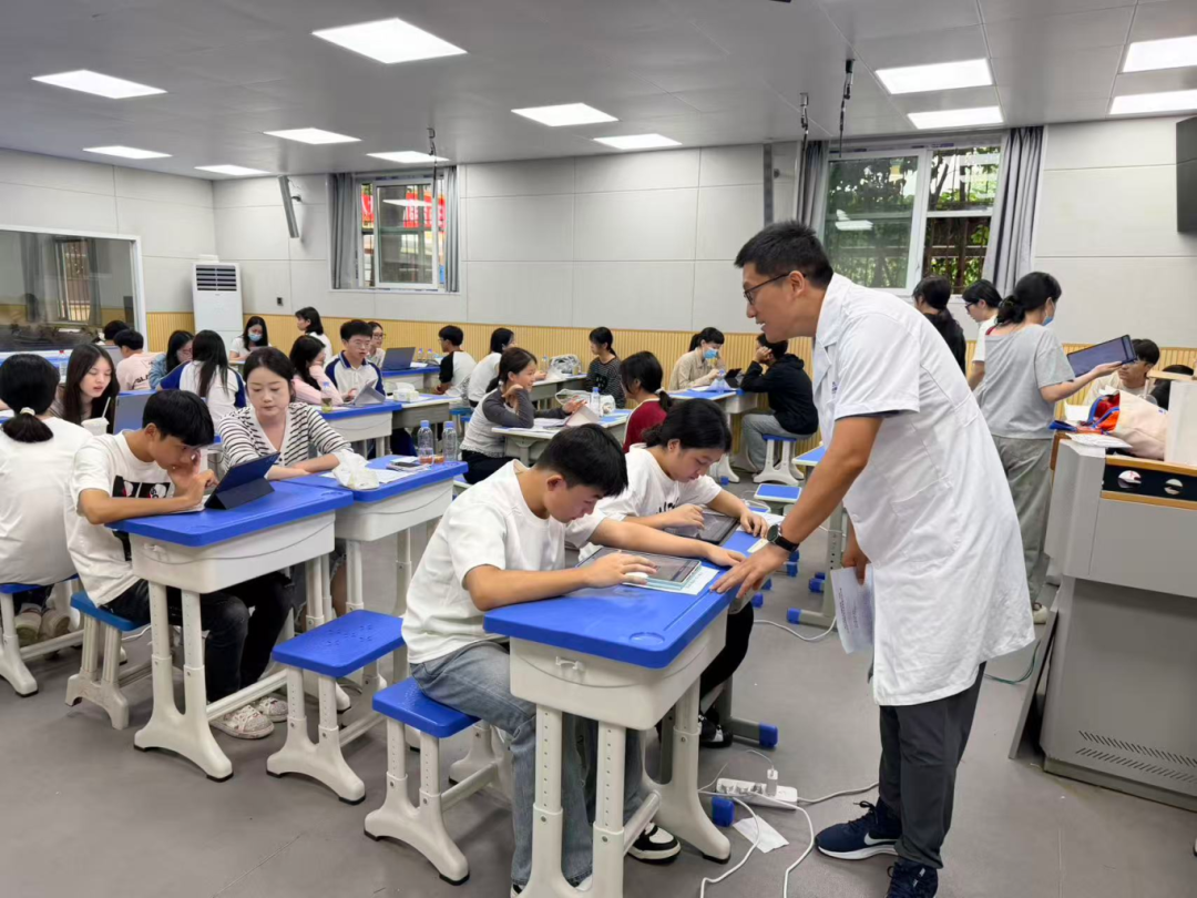 【医校携手 护航青少年心理健康】我院精神医学科联合重医附一院走进新华中学开展青少年心理健康筛查