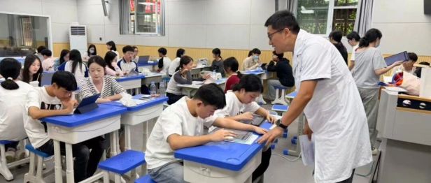 【医校携手 护航青少年心理健康】我院精神医学科联合重医附一院走进新华中学开展青少年心理健康筛查