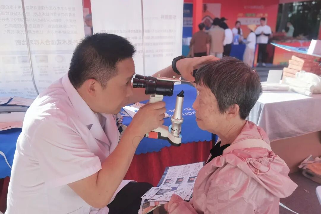 三十余年公益路,光明温暖银龄心——温州华厦明乐眼科医院亮相2026温州康养时尚生活节