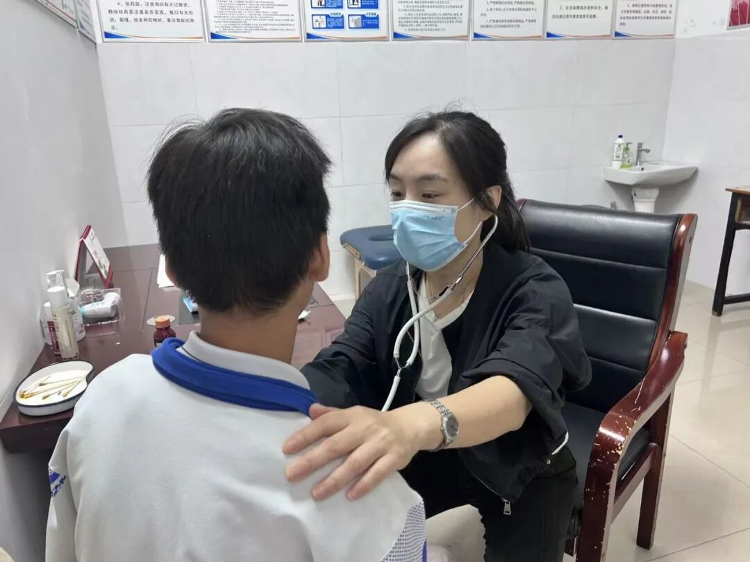 把诊室搬进校园里——记湘潭市第一人民医院派驻校医罗芳